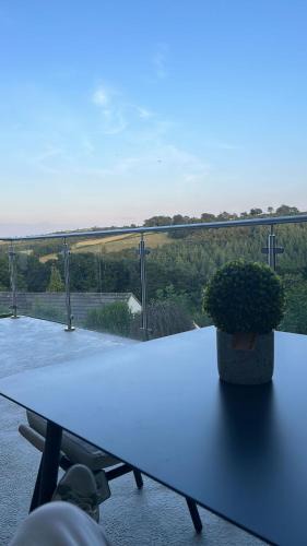 High Bickington House | Tranquil North Devon Lodge - 2BR, Countryside Views & Pool, High Bickington close to Umberleigh, Barnstaple, Bideford & Westward Ho