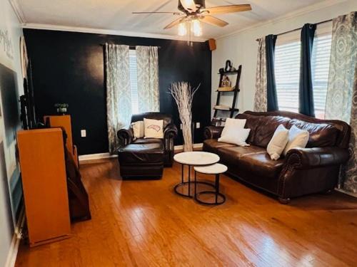 Pine Forest House | Tree Farm Stay Fire Pit & Grill WOW-King Suite