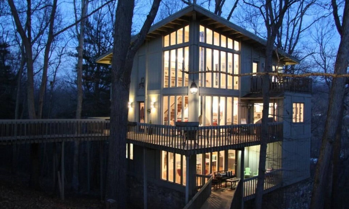 Woodfin House | Tree Tops - Stunning ' Treehouse' With Upscale Amenities in a Memorable Setting