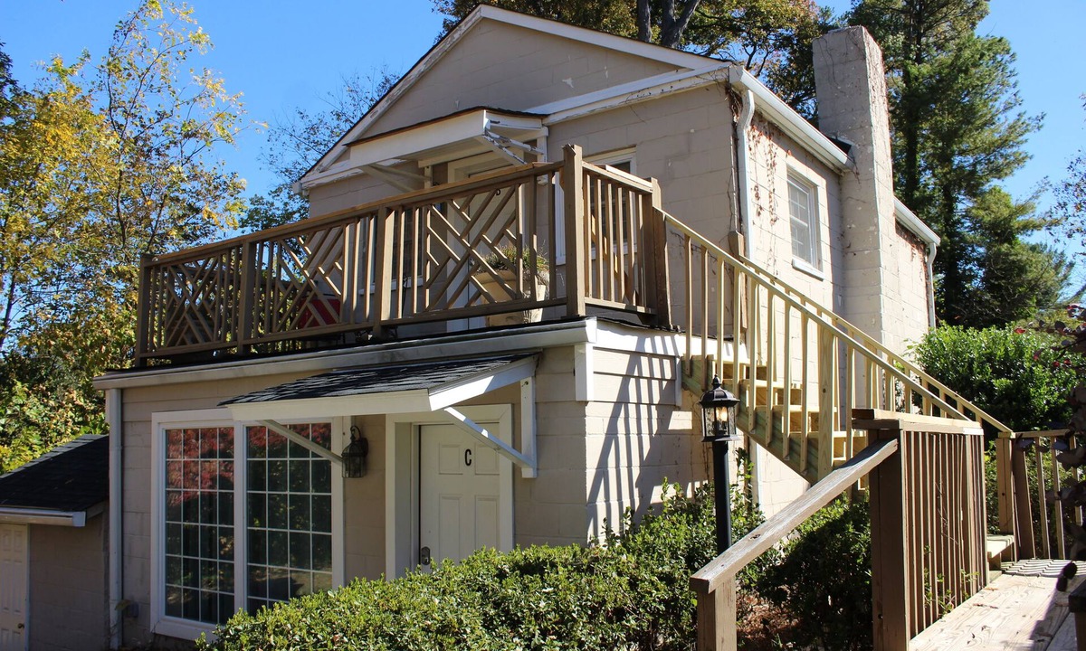 Greensboro Apartment | Treehouse on the Lake