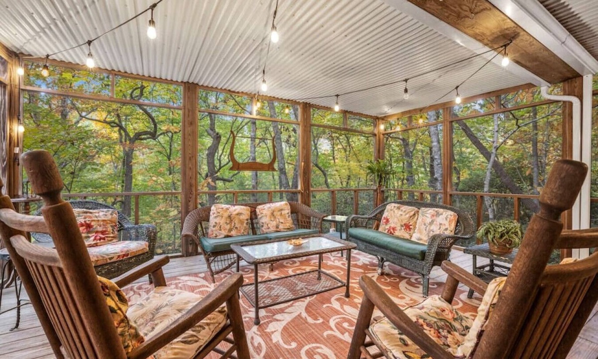 Black Mountain House | Treetop Montreat Cabin w/Creek-20 min to Asheville