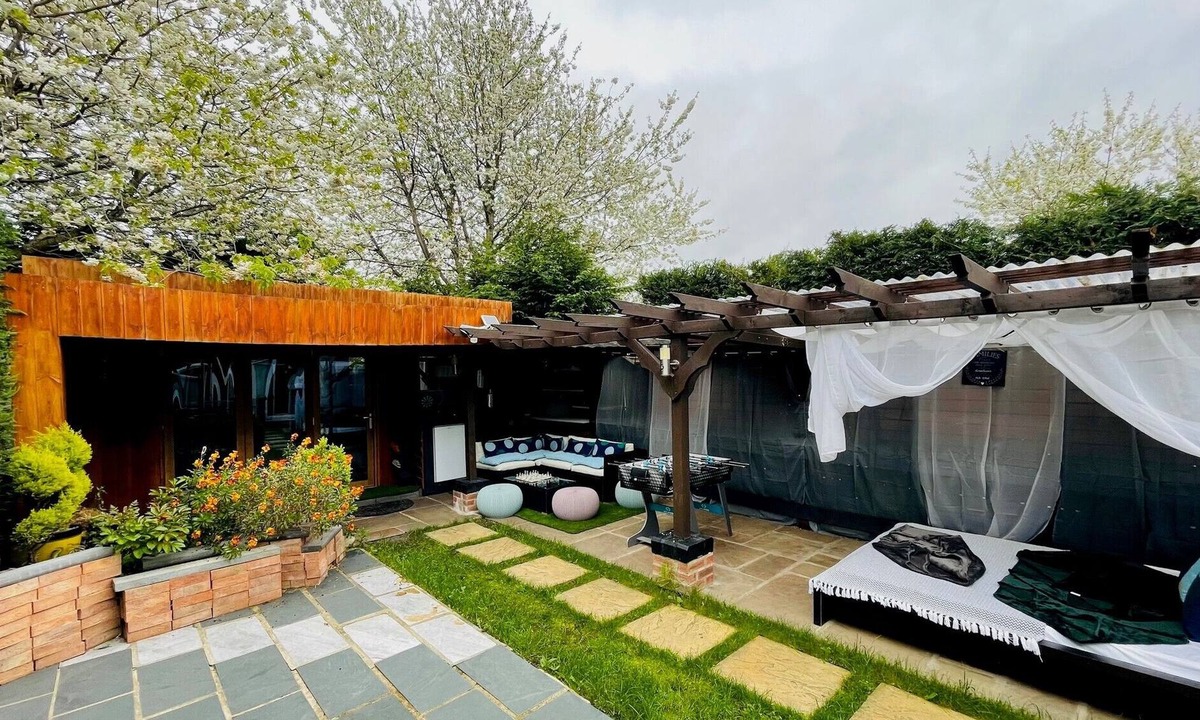 Newcastle-upon-Tyne Cabin | Tropical Style House Near Newcastle City Centre
