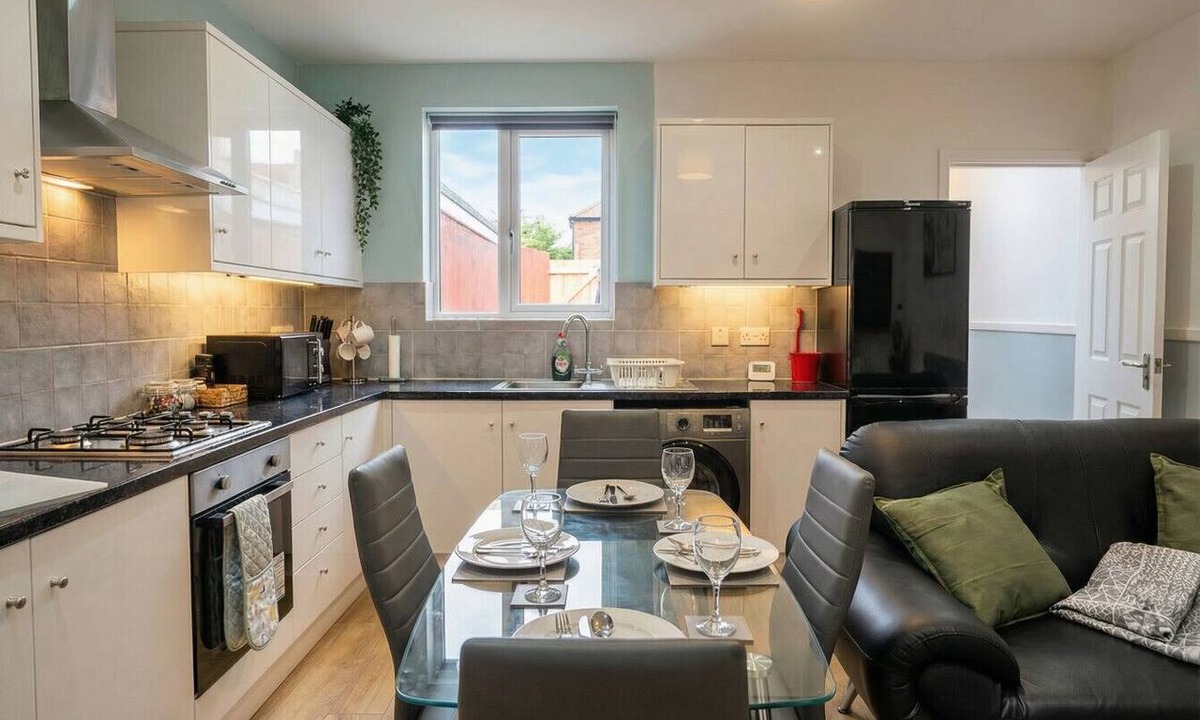 Manchester Apartment | Two-bedroom base with wifi, Ethernet and easy access