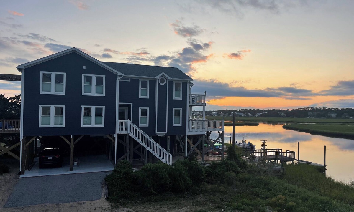 Long Beach House | Two Seas- Waterfront Beach House New in 2023 - Oak Island, NC