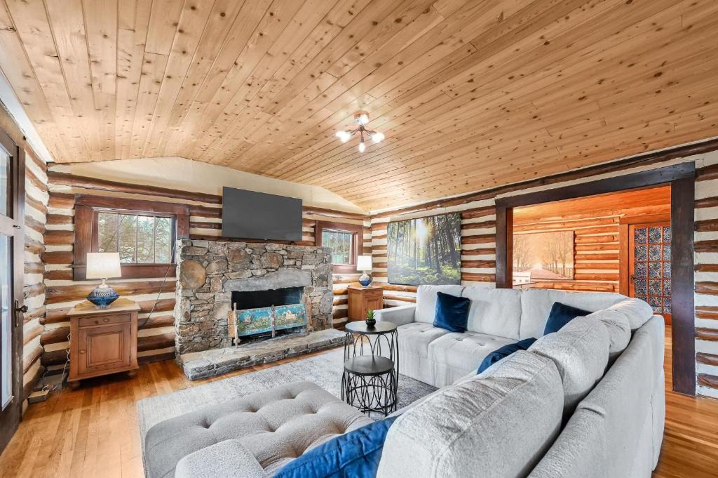 Leicester House | Unique Cabin With Hot Tub Close to Town