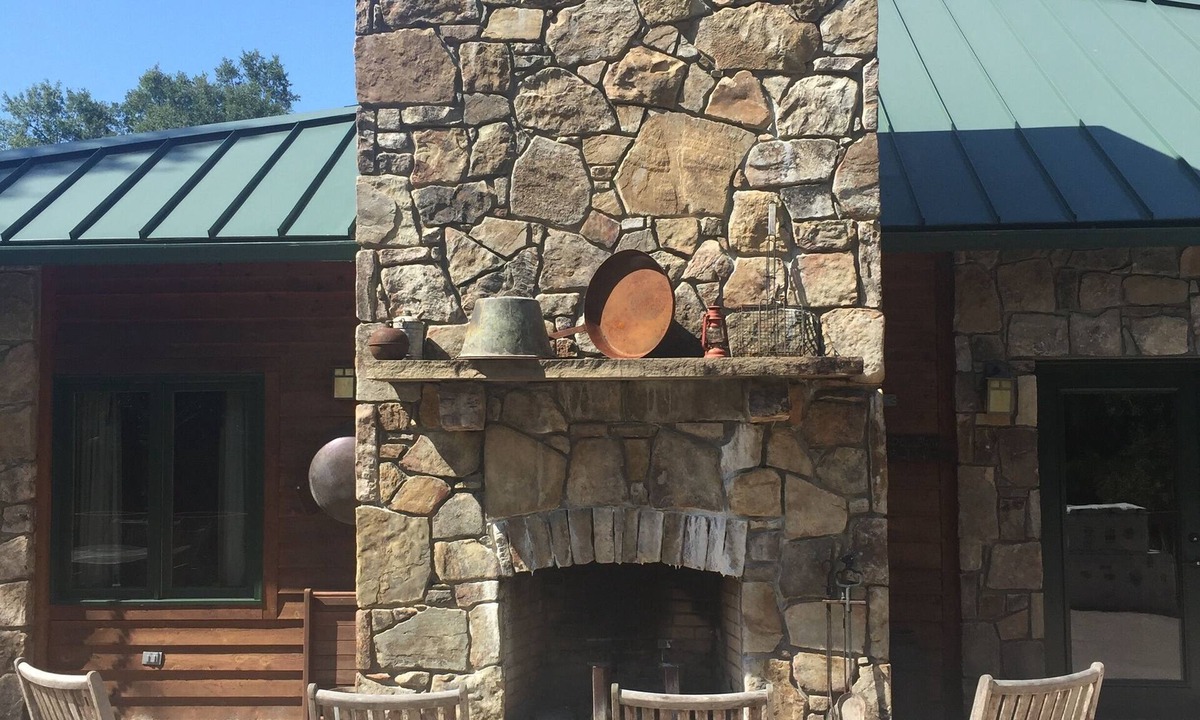 Morganton House | Unique Cozy Lodge- Couple’s Getaway- Family Friendly- Private Event Space