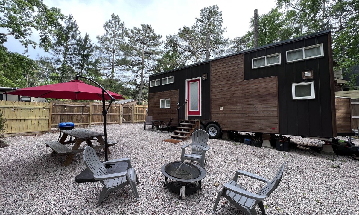 North Raleigh House | Unique Tiny Home Escape! Fully Equipped & Relaxing, Privacy-Fenced Outdoor Space