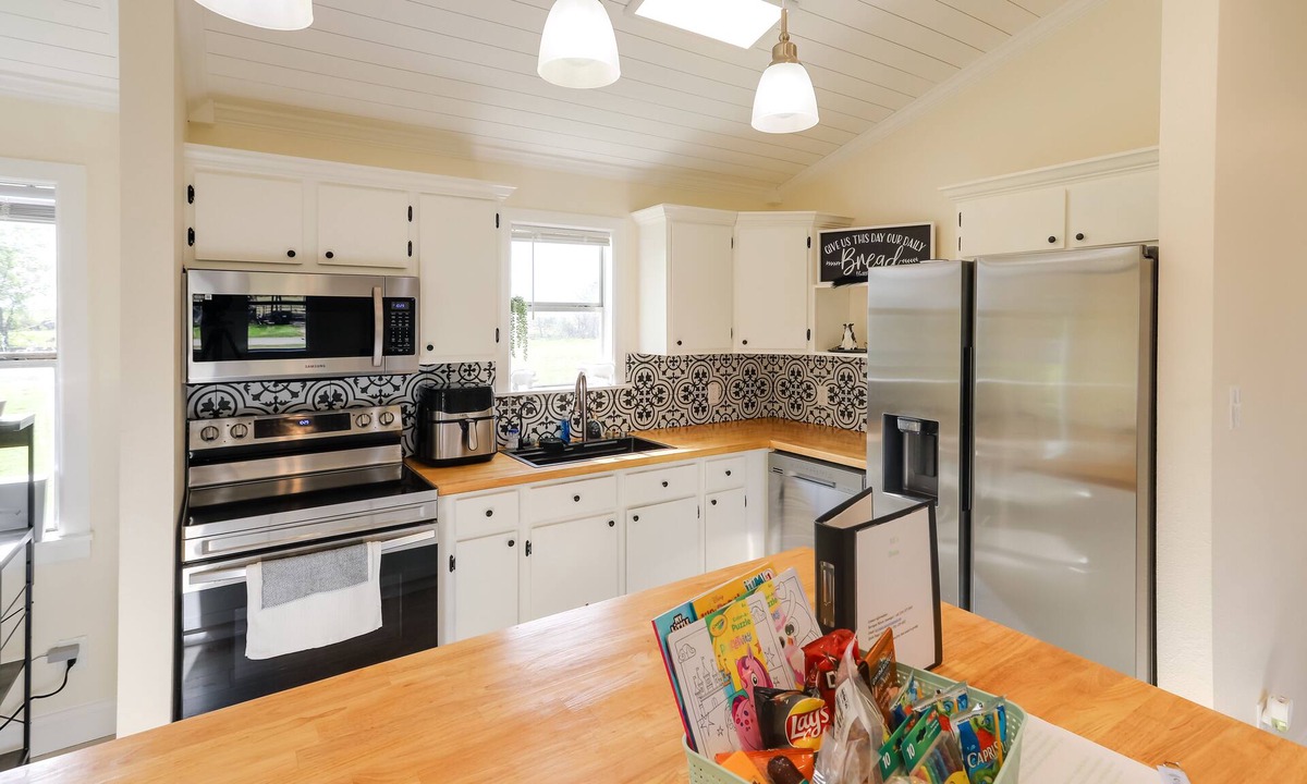 Comanche House | Updated Comanche Home w/Country Views!