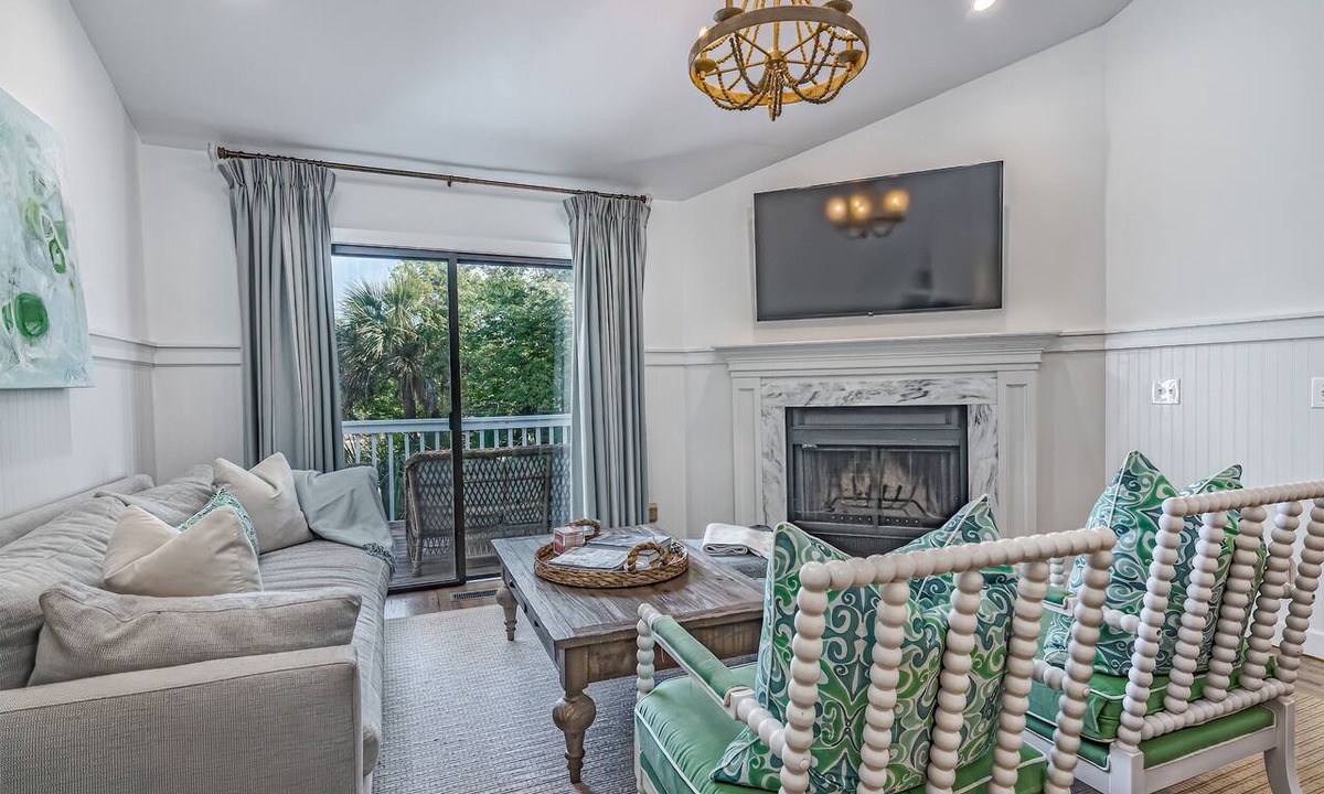 Bald Head Island Condo | Updated condo with balcony view of the golf course! Community Pool