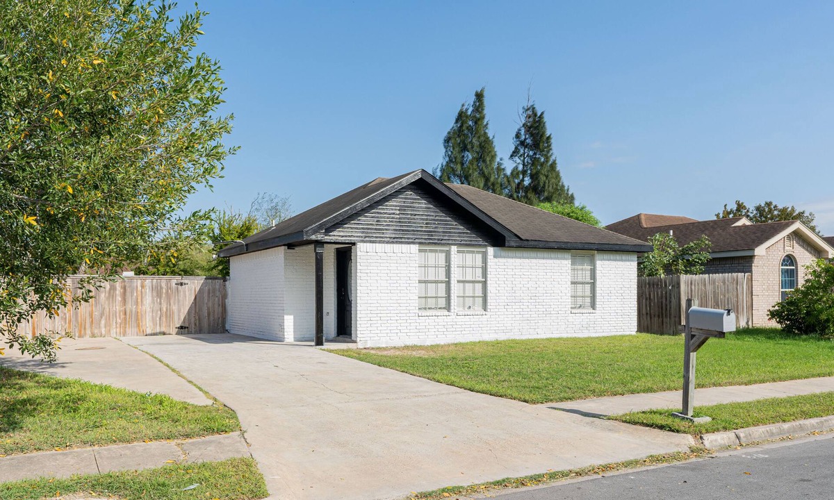Pharr House | Updated modern 3bedroom 1king 2 queen 1restroom