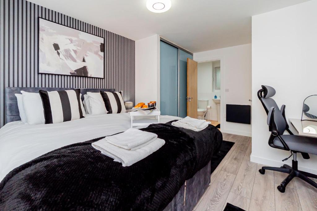 Basingstoke Apartment | Upgraded 4 Beds Level Access Lifts 2 bath Parking