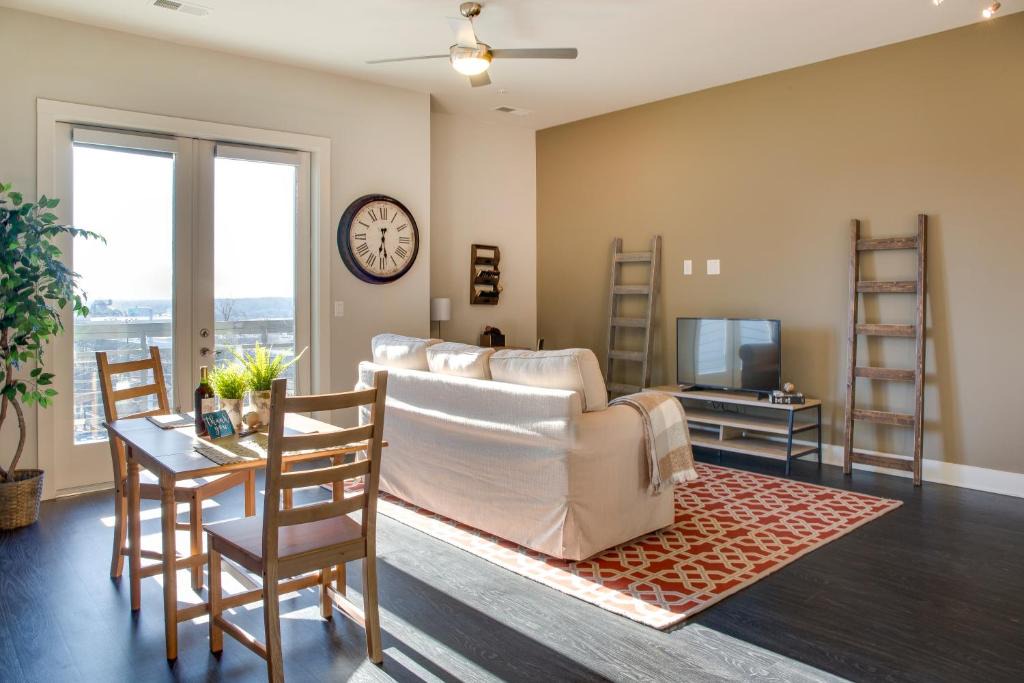 Third Ward Apartment | Uptown 1 BR Apt with Balcony by Frontdesk
