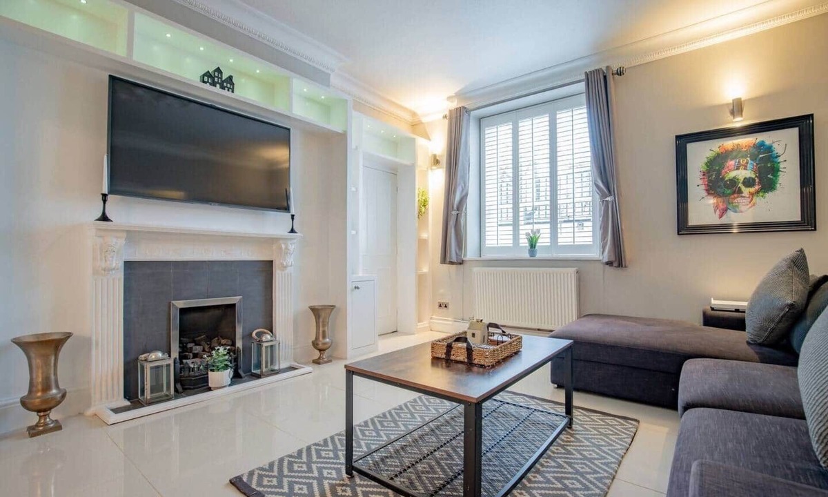 Cheltenham Apartment | Victorian 2-Bed Apartment + Parking