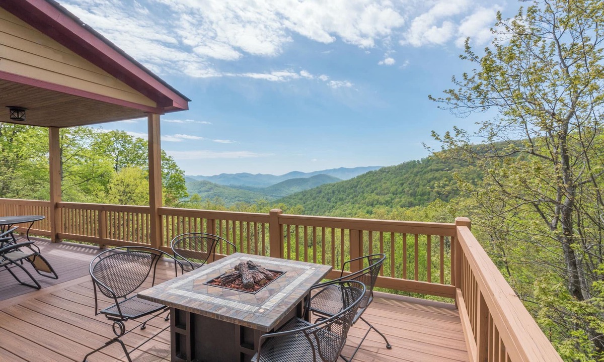 Laurel Ridge House | Viewmont | Deck, Fire Pit & Breathtaking Mountain Views!