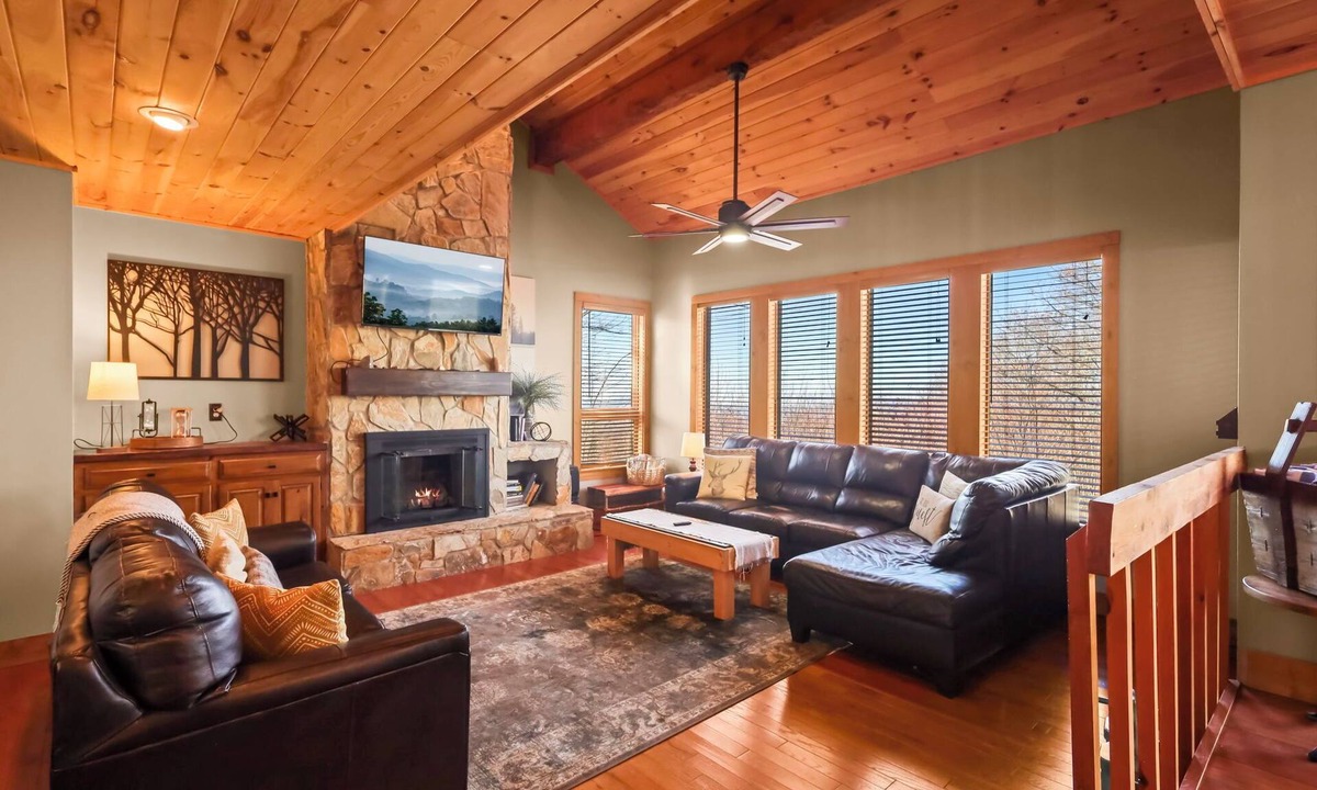 Beech Mountain Cabin | VIEWS~Black Bear 5BR Hot Tub~Fire Pit~ Game Room