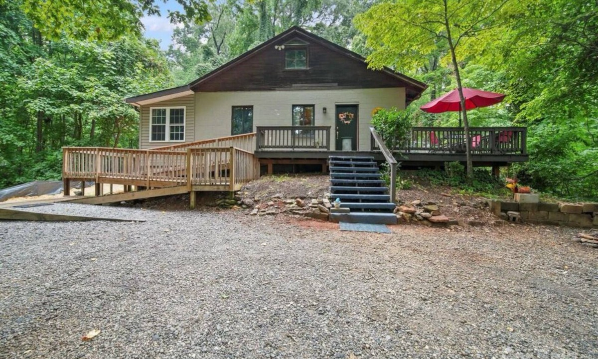 Lynn House | Vineyard Mountain Cottage on 7 Acres - Private yet Close to Town!