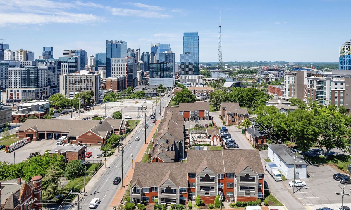 Rutledge Hill House | Walk 2 Broadway! Free Parking! 2.5 Baths