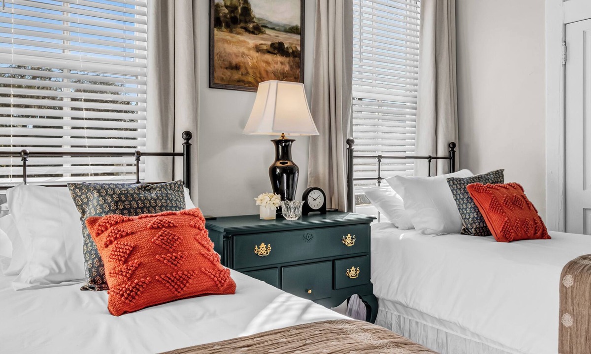 Metropolitan House | Walk to Iconic Forsyth PkOff St PkgKingB1Gb WifiFull KitchenSmart TV, Ntflx