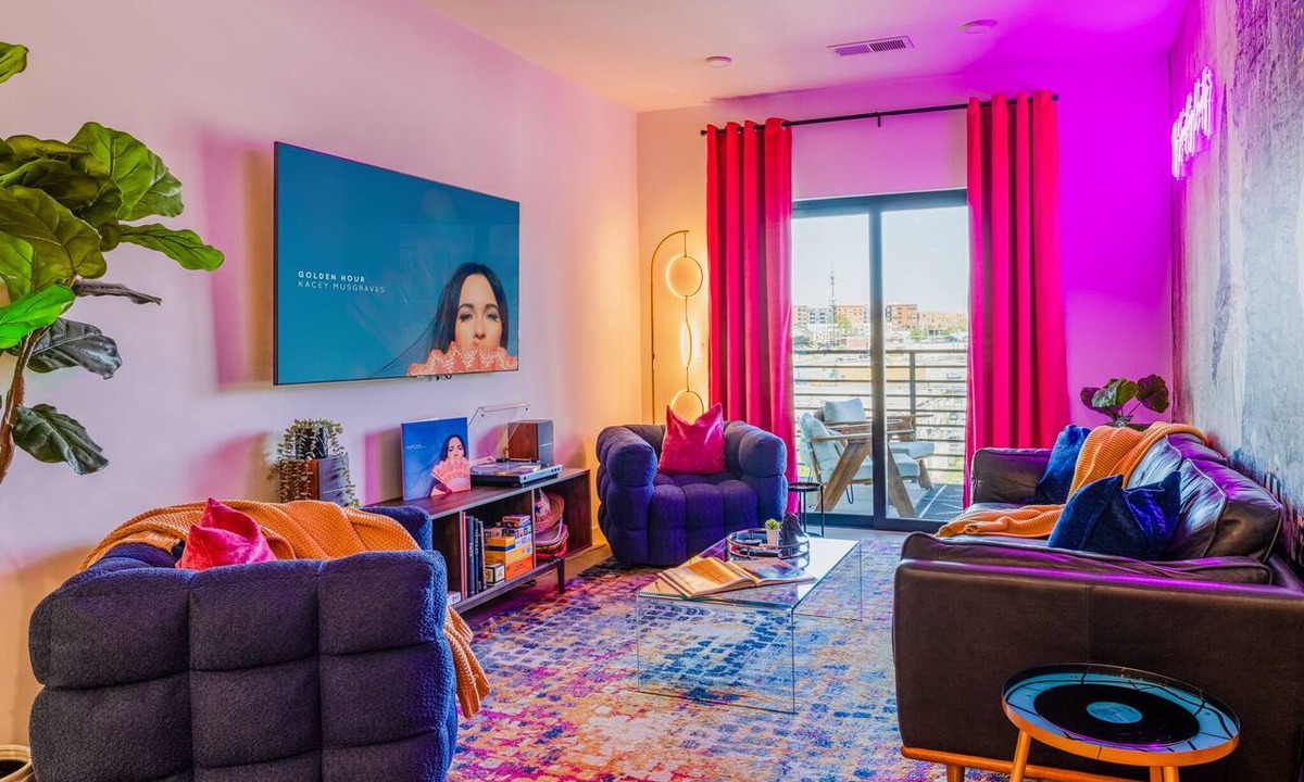 Eighth Avenue Condo | Walkable Group Condo with Pool