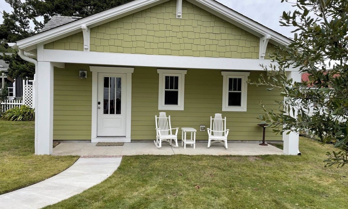 Morehead City House | Walking distance to Downtown Beaufort, NC. Short drive to several beaches.