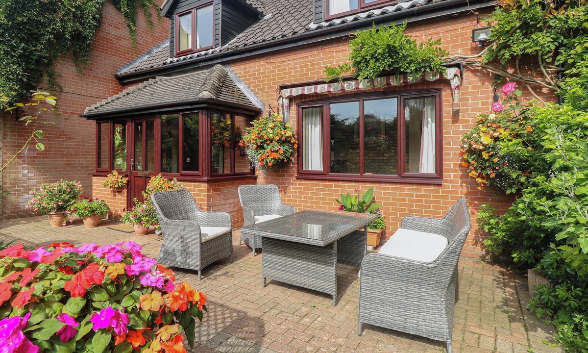 Catfield Cottage | WALNUT TREE COTTAGE, pet friendly, with a garden in Catfield