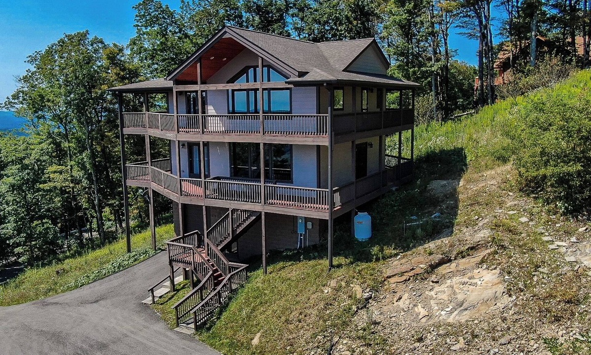West Jefferson Cabin | Warm Up Your November with a Carolina Mountain Getaway @ Deuces Wild