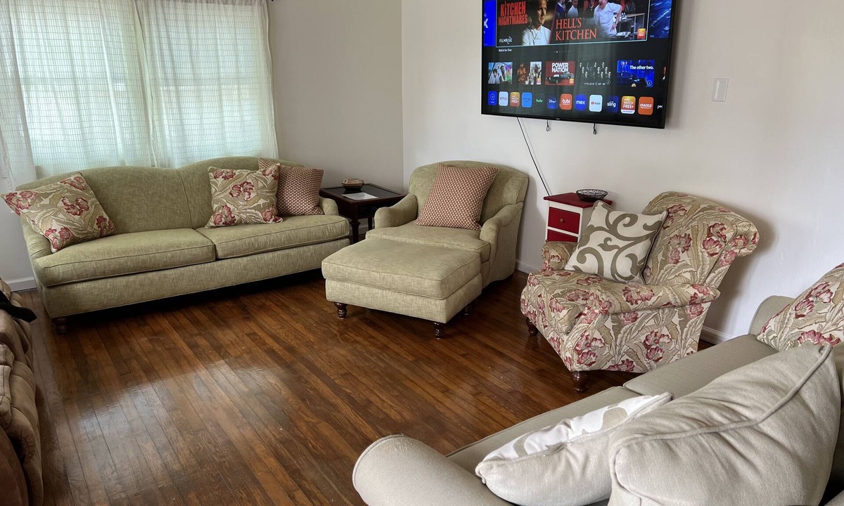 Norfolk House | Water Front Oasis - Pet Friendly, Wi-Fi, 85" Smart TV, Washer/Dryer, Parking