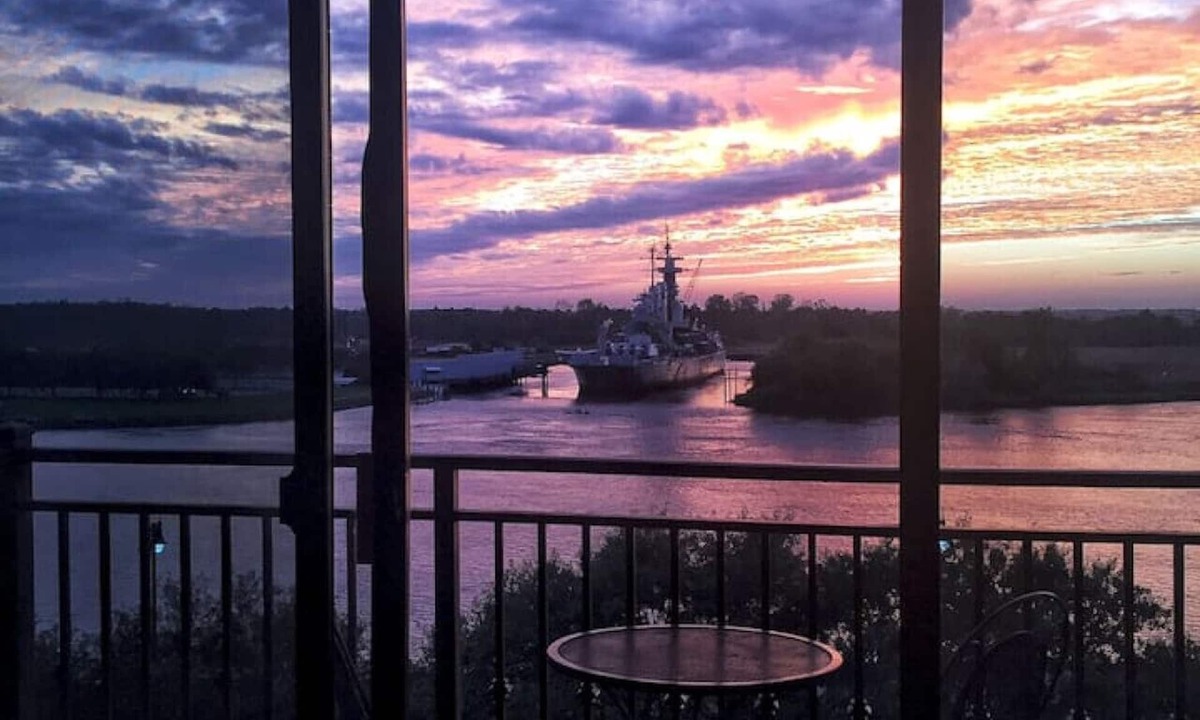 Downtown Wilmington Apartment | Water Street Retreat 04