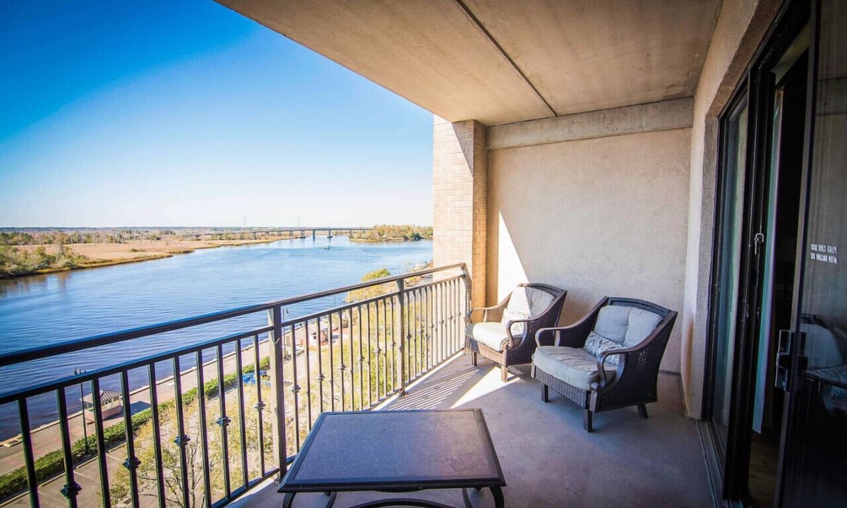 Downtown Wilmington Apartment | Water Street Retreat 08