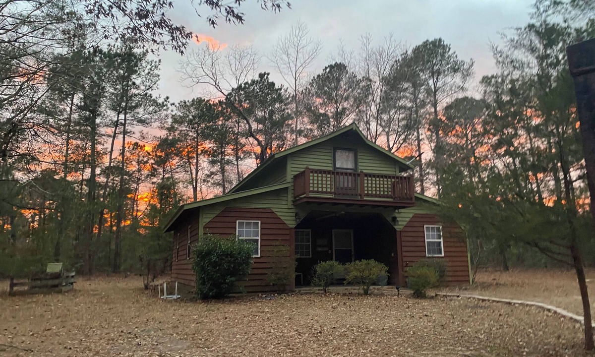 Lumberton Cabin | Waterfront Cabin off I-95 in Lumberton with WiFi, Foosball, Kayaks, Pet-friendly