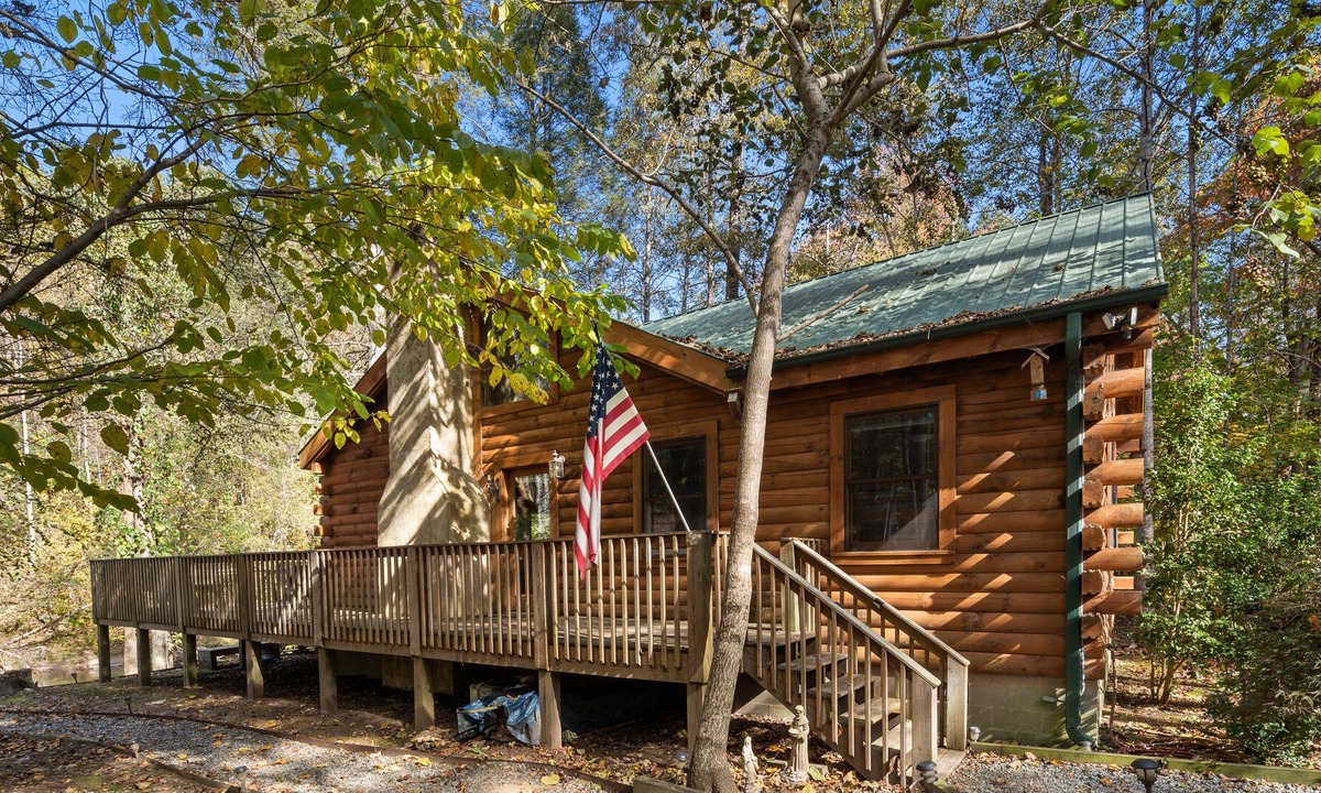 Lake Lure Cabin | Waterfront~Log Cabin on the Broad River in Lake Lure