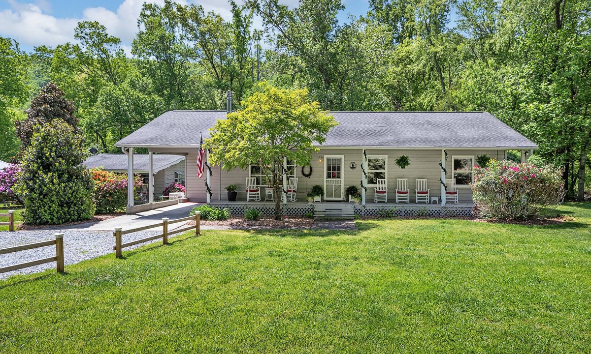 Horse Shoe House | Waterfront River home near Asheville, dog friendly
