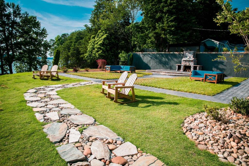 Steele Creek House | Waterview Studio with Private Porch #19 at Long Cove Resort