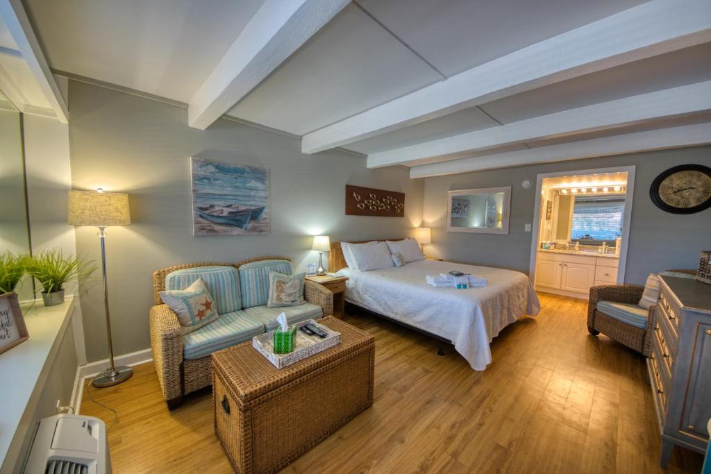 Airlie Apartment | Waterway View Studio 2 w/Pool, 1 mile to Wrightsville Beach