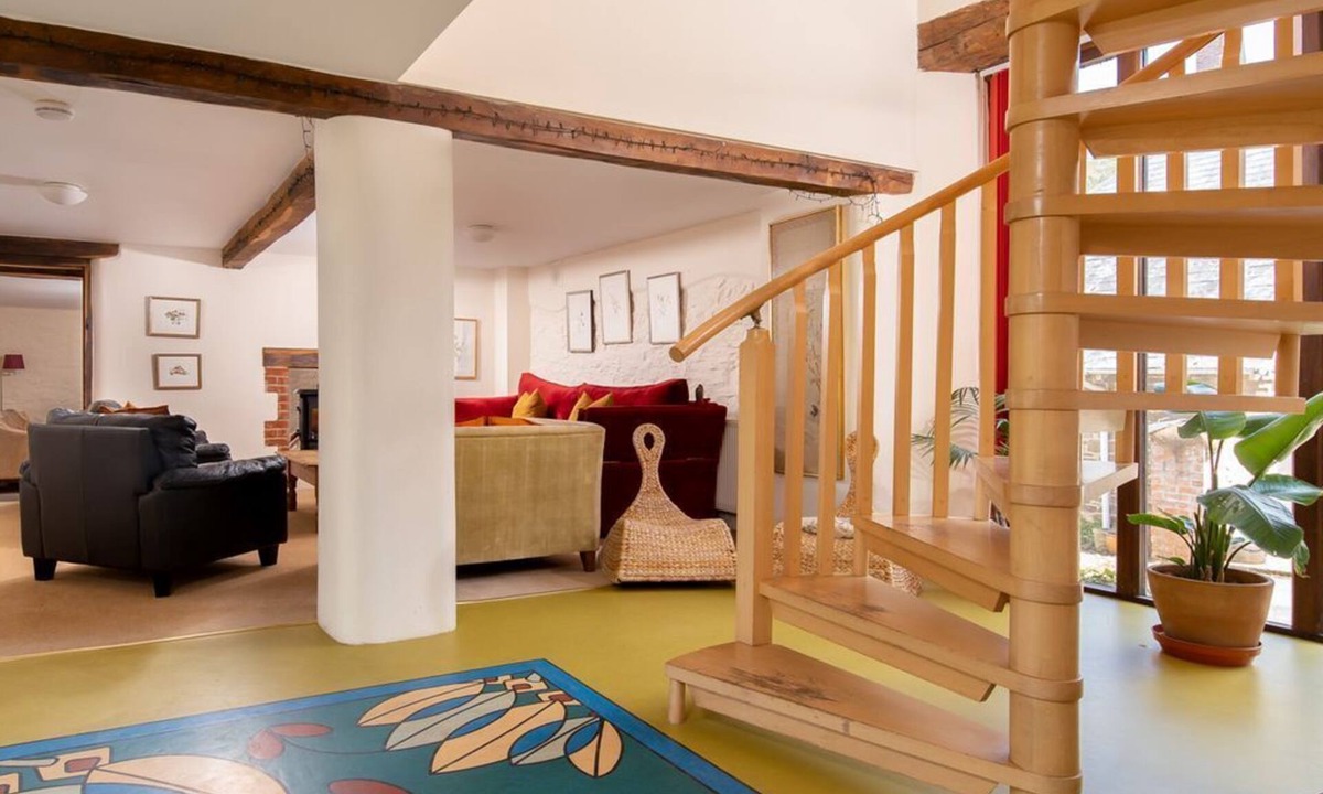 Kingswear House | Weirmarsh Big Barn. Large barn conversion with large hot tub and games room.