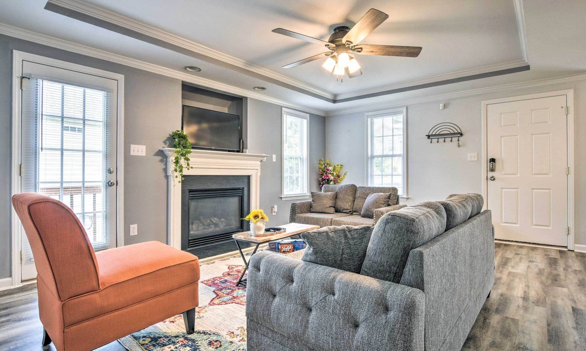 Apex House | Welcoming Abode w/Yard ~ 1 Mi to Dtwn Apex!