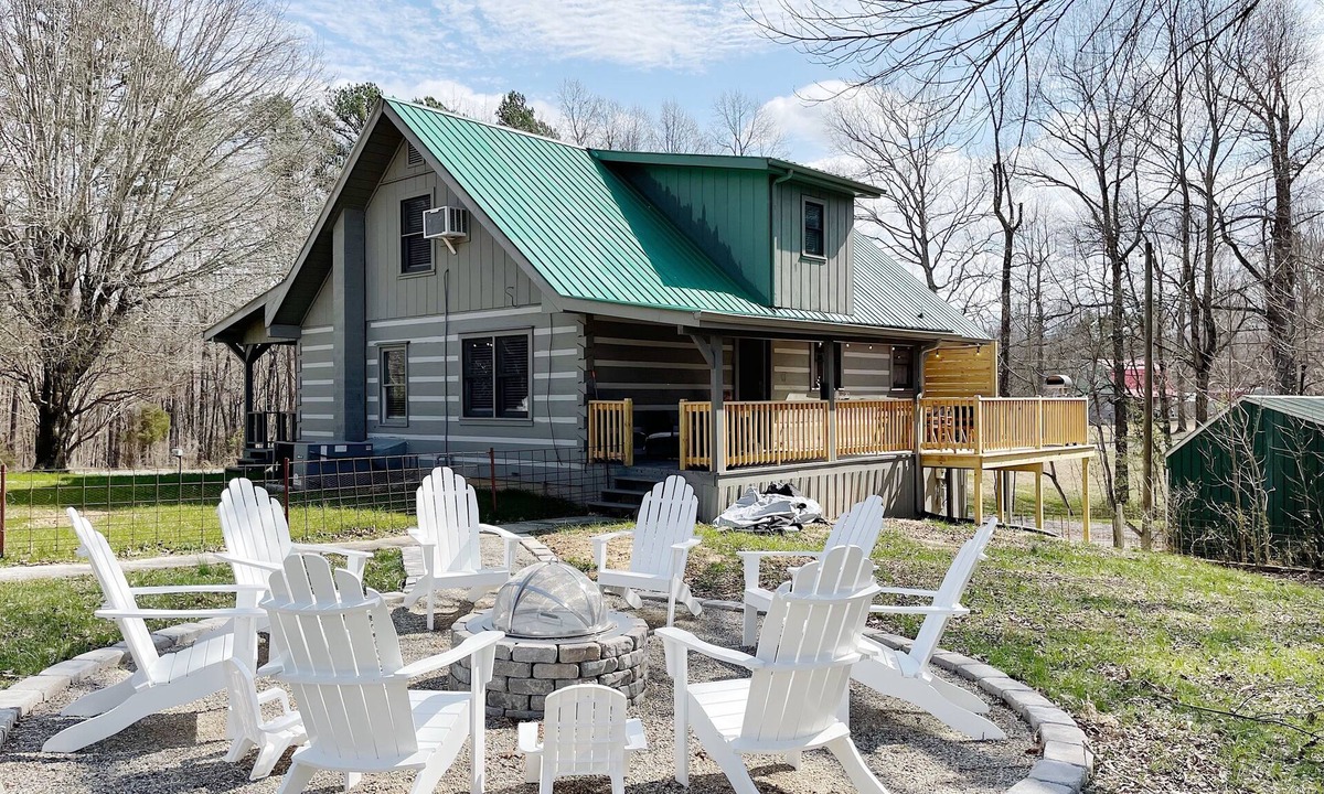 Smithville Cabin | Welcoming Retreat w/Fire Pit and Pizza Oven. Kid and Pet Friendly.