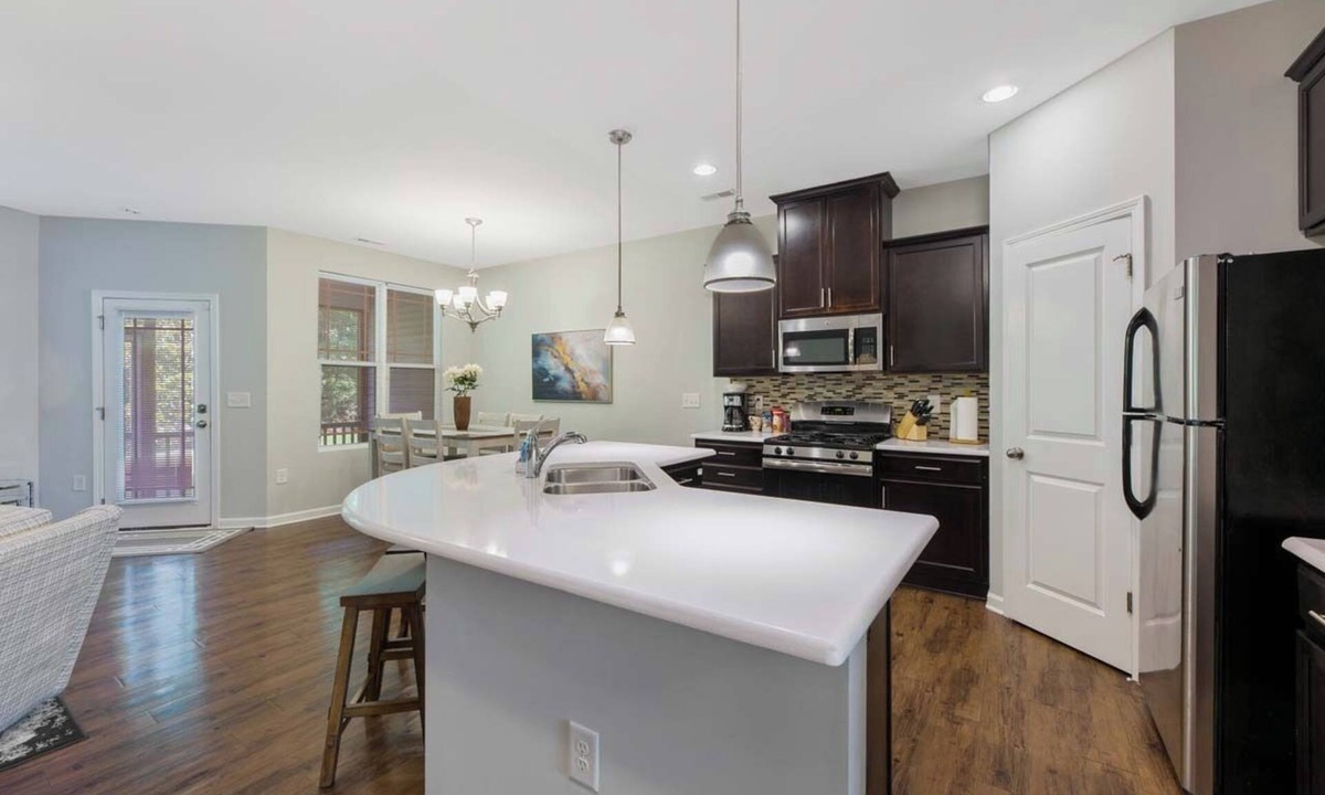 Clegg House | Where Relaxation Meets Home, KING Suite RETREAT, 14 MINS to RDU Airport, POOL