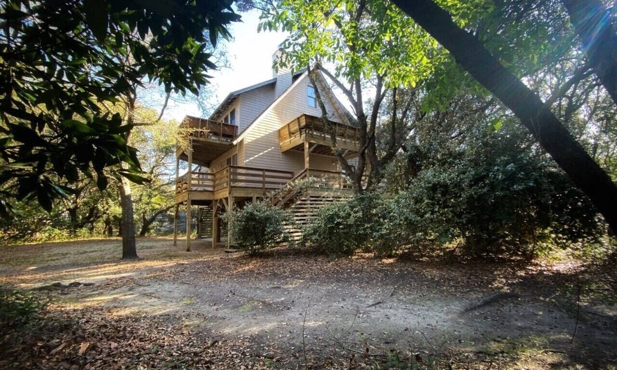 Duck House | Where the green trees meet the blue seas! Short walk to the beach & pet friendly