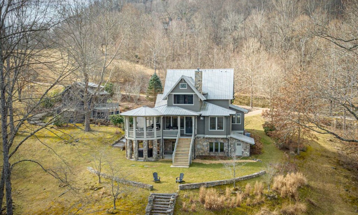Leicester House | Whisper Mountain Lodge | Luxurious Home with Long-range Mountain Views