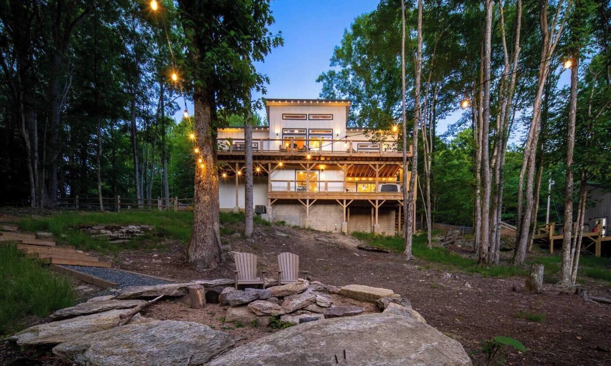 Beech Mountain Cabin | Wild Daisy Haven | Hot Tub | Games | Dog Friendly