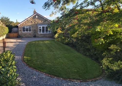 Northallerton House | Willow Cottage 4 bed, cosy stopover, dogs welcome