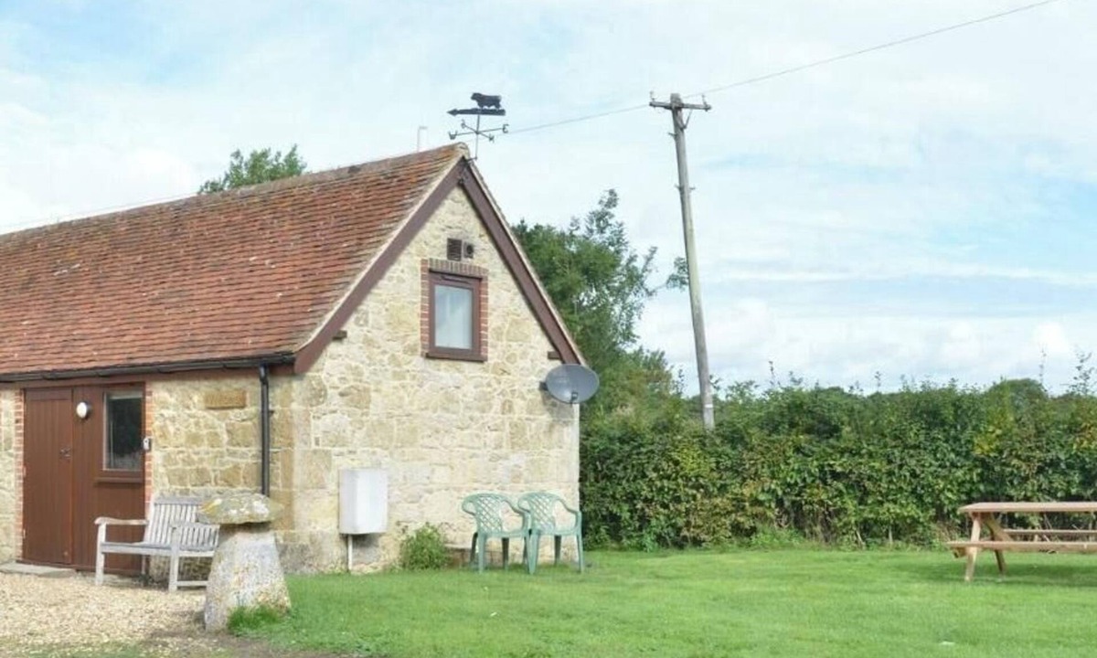 Newport Cottage | Willows - a barn that sleeps 2 guests in 1 bedroom plus 2 on sofa bed [lounge]