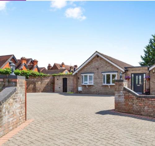 Datchet Villa | Windsor side