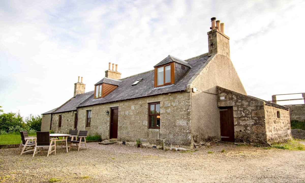 Fraserburgh Cottage | Windyheads Bothy. 5 bed, 2 bathroom with Hot tub, Sauna and Plunge