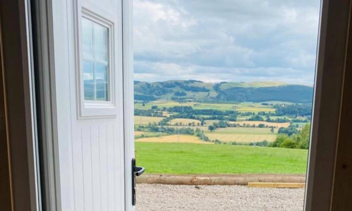 Perth Cabin | Woodhead Shepherds Hut - Sleeps 2 - Mailer Farm