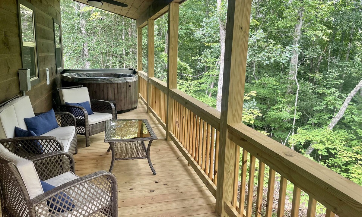 Murphy Cabin | Wraparound Balcony 🌟Private Hot Tub 🌟 Fire Pit 🌟 Spring Fever Getaway!
