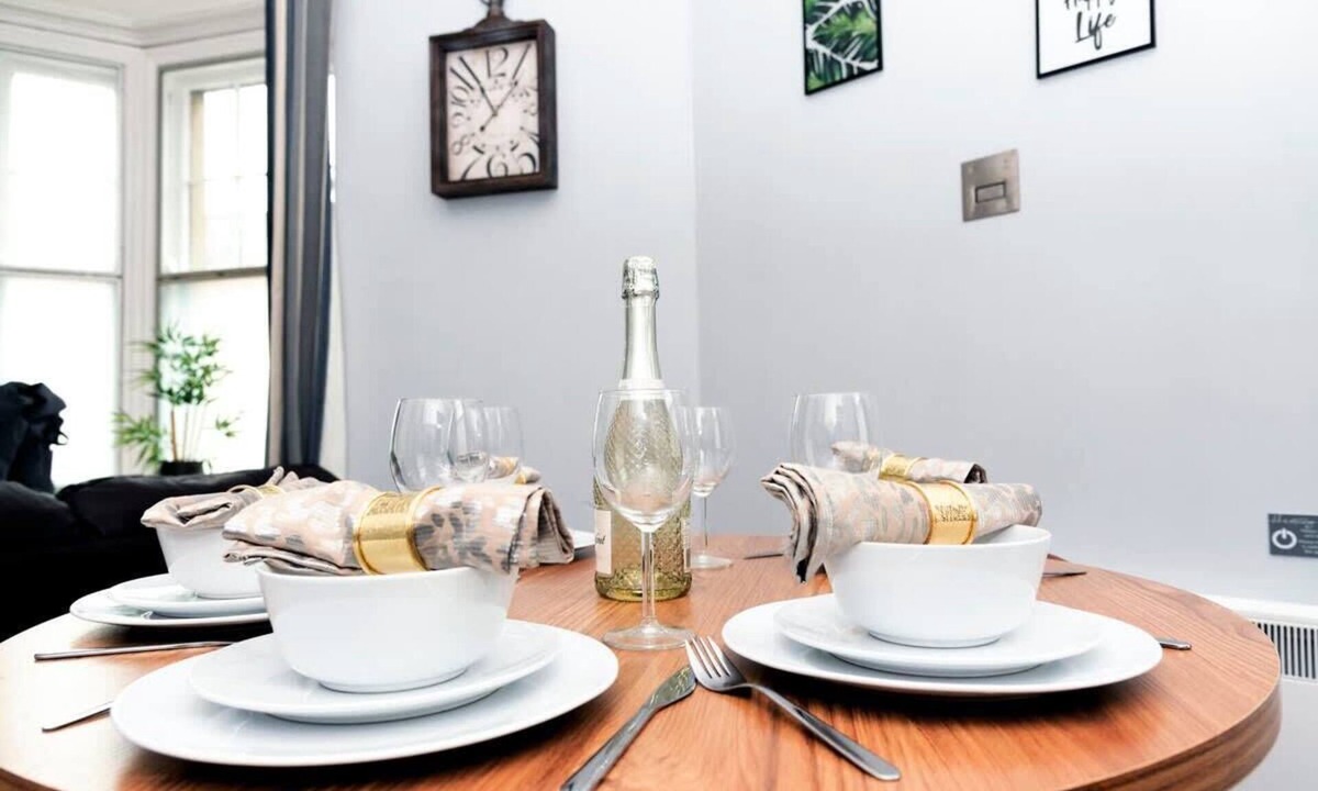 Wrexham Apartment | Wrexham Central Stay Apartment Six - Sleeps 5