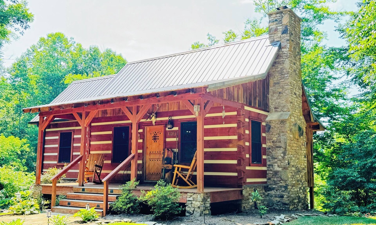 Arlington Cabin | Yadkin River Lodge-cozy stay on the bluffs overlooking the Yadkin River.