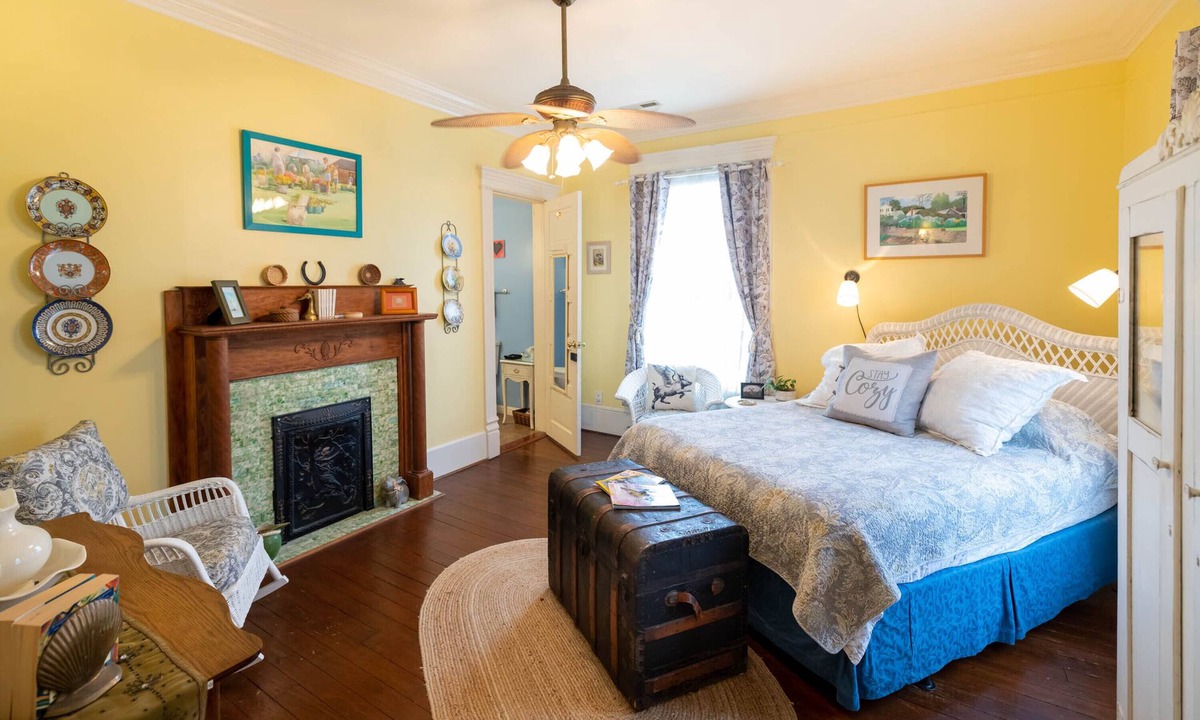 Washington House | Yellow Room at When Pigs Fly Inn